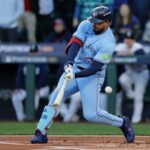 O defensor direito do Toronto Blue Jays, Anthony Santander (25), rebate no primeiro inning contra o Seattle Mariners durante o terceiro jogo da rodada ALCS para os playoffs da MLB de 2025 no T-Mobile Park.