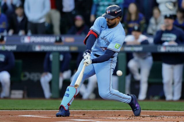 O defensor direito do Toronto Blue Jays, Anthony Santander (25), rebate no primeiro inning contra o Seattle Mariners durante o terceiro jogo da rodada ALCS para os playoffs da MLB de 2025 no T-Mobile Park. 