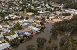 BoM defende alerta depois que cidade foi inundada logo após previsão Inundação repentina que impactou Eugowra, Cowra e Forbes.