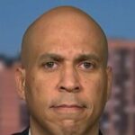 Booker culpa os custos de assistência médica em um 'tsunami da criação de Donald Trump'