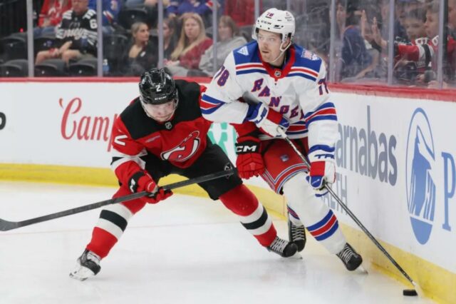 Calen Addison nº 2 do New Jersey Devils verifica Brennan Othmann nº 78 do New York Rangers durante o terceiro período em um jogo de pré-temporada no Prudential Center em 21 de setembro de 2025.