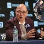 GM Brian Cashman falando à mídia em uma coletiva de imprensa realizada no Yankee Stadium