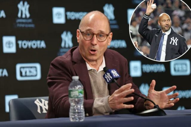 GM Brian Cashman falando à mídia em uma coletiva de imprensa realizada no Yankee Stadium 