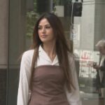 Sarah Mouhanna, de 20 anos, caminhando para o tribunal.