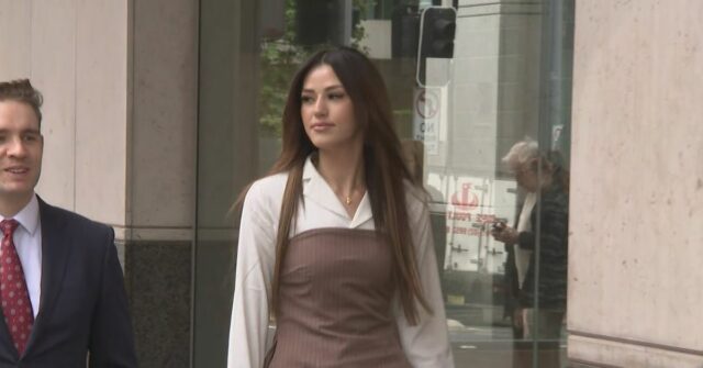Briga judicial paira sobre acusação de terrorismo contra mulher Sarah Mouhanna, de 20 anos, caminhando para o tribunal.