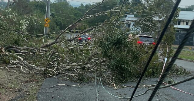Brisbane acorda com chuva, temperaturas despencando enquanto a limpeza da Brisbane acorda com chuva, temperaturas despencando enquanto a limpeza da tempestade continua
