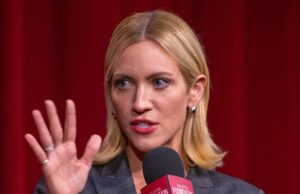 Brittany Snow se lembra de ter sido ‘realmente perturbada’ após cortar a cena de ‘Procurando cônjuges’ Malin Akerman provoca tensão sexual de 'esposas caçadoras' com Brittany Snow