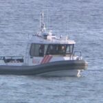 Um barco da polícia na água.