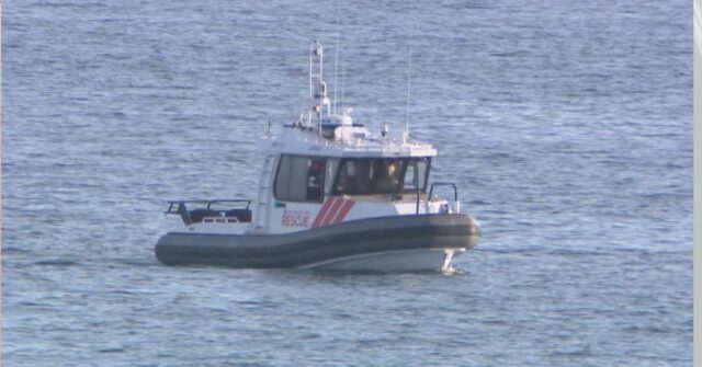 Um barco da polícia na água.