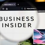 O logotipo do Business Insider em uma tela de computador, visto através de uma lupa.