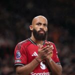 O atacante do Manchester United, Matheus Cunha, chega para enfrentar o Brentford.