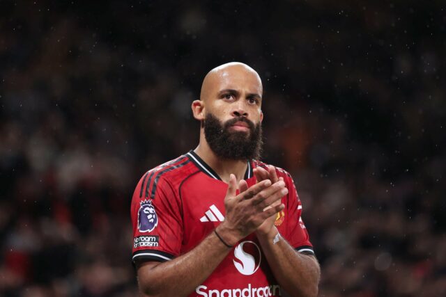 O atacante do Manchester United, Matheus Cunha, chega para enfrentar o Brentford.