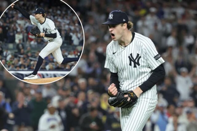 Cam Schlittler #31 do New York Yankees reage depois de atacar Jarren Duran #16 do Boston Red Sox.