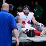 O running back do Giants, Cam Skattebo (44), deixa o campo após uma lesão durante o primeiro tempo de um jogo de futebol americano da NFL contra o Philadelphia Eagles no domingo, 26 de outubro de 2025, na Filadélfia.