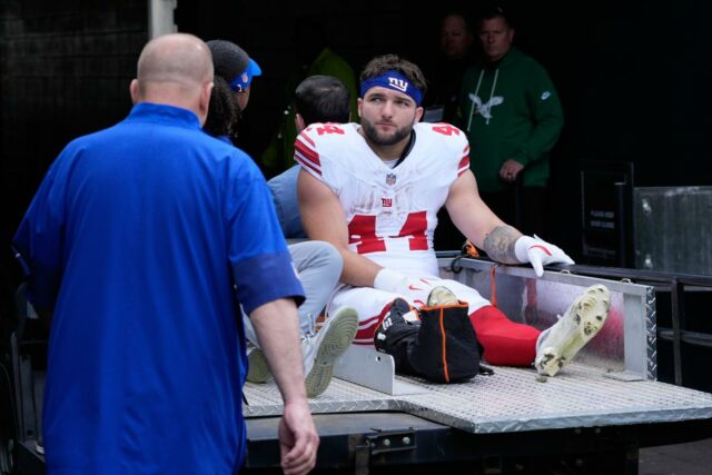 Cam Skattebo tem um 'longo caminho' depois que a cirurgia O running back do Giants, Cam Skattebo (44), deixa o campo após uma lesão durante o primeiro tempo de um jogo de futebol americano da NFL contra o Philadelphia Eagles no domingo, 26 de outubro de 2025, na Filadélfia.