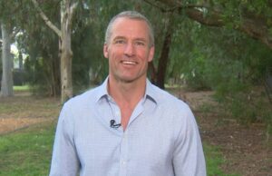 ‘Carga de lixo’: proprietário herói critica leis de fiança de Victoria enquanto adolescente acusado recebe fiança Grant Brown Hawthorn Melbourne Austrália Victoria