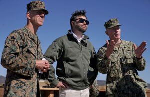 Carreata de JD Vance atingida por estilhaços do treino da Força Armada do Golden State Carreata de JD Vance atingida por estilhaços do treino da Força Armada do Golden State