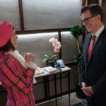 Carrie Preston diz que Stephen Colbert filmou suas cenas da terceira temporada de 'Elsbeth' na mesma semana em que descobriu sobre o cancelamento de 'The Late Show': “Ele fez acontecer e honrou seu compromisso”
