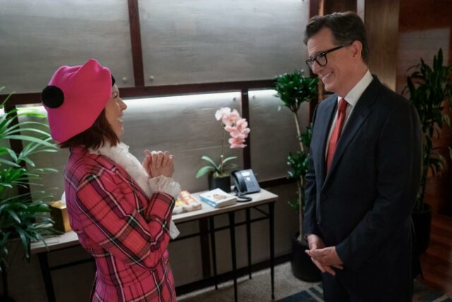 Carrie Preston diz que Stephen Colbert filmou suas cenas da terceira temporada de 'Elsbeth' na mesma semana em que descobriu sobre o cancelamento de 'The Late Show': “Ele fez acontecer e honrou seu compromisso”

