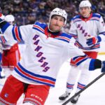 Carson Soucy, nº 24 do New York Rangers, comemora após marcar um gol durante o terceiro período de um jogo da NHL contra o Buffalo Sabres no KeyBank Center em 9 de outubro de 2025 em Buffalo, Nova York.