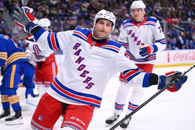 Carson Soucy, nº 24 do New York Rangers, comemora após marcar um gol durante o terceiro período de um jogo da NHL contra o Buffalo Sabres no KeyBank Center em 9 de outubro de 2025 em Buffalo, Nova York.