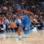 Shai Gilgeous-Alexander dribla a bola na quadra.