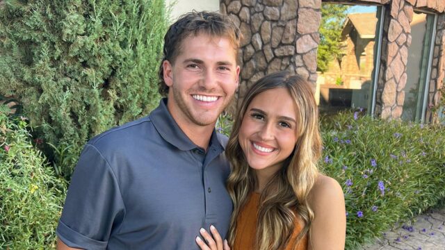 Casais em lua de mel do Texas presos na Jamaica Casais em lua de mel do Texas presos na Jamaica quando o furacão Melissa de categoria 5 atinge a ilha