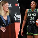 O comissário da WNBA, Cathy Engelbert, fala em um pódio com as finais da WNBA apresentadas pelo logotipo da TV do YouTube.