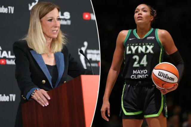 O comissário da WNBA, Cathy Engelbert, fala em um pódio com as finais da WNBA apresentadas pelo logotipo da TV do YouTube.