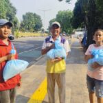 Centenas de pacotes de assistência social distribuídos em Jacarta, apoiando o movimento de salvaguarda de Jacarta