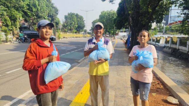 Centenas de pacotes de assistência social distribuídos em Jacarta, apoiando o movimento de salvaguarda de Jacarta
