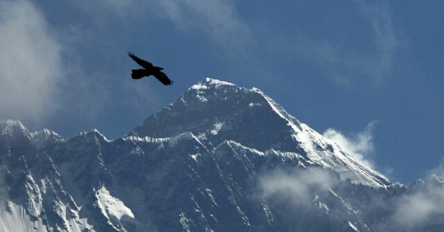 Centenas de trekkers no Monte Everest resgataram

