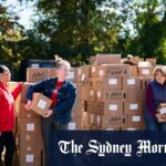 Uma caixa de produtos para funcionários federais em licença de um Banco Alimentar da Capital Area em Alexandria, Virgínia.