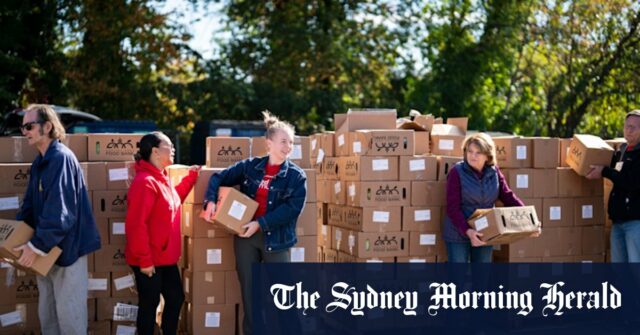 Centenas estão fazendo fila em bancos de alimentos perto de Uma caixa de produtos para funcionários federais em licença de um Banco Alimentar da Capital Area em Alexandria, Virgínia.