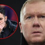 O ex -jogador do Manchester United Paul Scholes trabalhando como especialista em TV durante a partida da Liga dos Campeões entre o Manchester United e o Bayern de Munique em Old Trafford em 2023 em Manchester, Inglaterra.