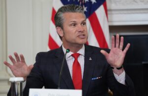 ‘Certamente iremos tratá-lo como tratamos com a Al-Qaeda’: Pete Hegseth com cautela alarmante para os marinheiros caribenhos após o novo ‘ataque cinético perigoso’ O secretário da Guerra, Pete Hegseth, anunciou o último ataque dos EUA a um suposto barco de contrabando de drogas em uma postagem para X na sexta-feira (Copyright 2025 The Associated Press. Todos os direitos reservados)