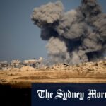 A fumaça sobe após um ataque militar israelense na Faixa de Gaza na sexta-feira.