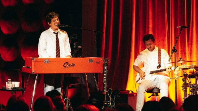 Charlie Puth coloca suas costeletas de jazz para atuar na inauguração de sua residência Blue Note em Los Angeles: avaliação do show 

