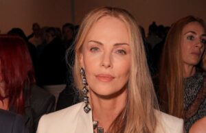 Charlize theron aparentemente desconsidera o colegas de colegas de colegas Johnny Depp em Paris Charlize Theron e Bernard Arnault