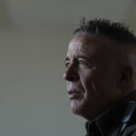 Um agente da Alfândega e Proteção de Fronteiras dos EUA detém um manifestante no East Side, Chicago, terça-feira, 14 de outubro de 2025. (Anthony Vazquez/Chicago Sun-Times via AP)