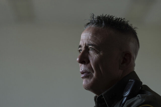 Chefe da Patrulha da Fronteira evita babá judicial – por Um agente da Alfândega e Proteção de Fronteiras dos EUA detém um manifestante no East Side, Chicago, terça-feira, 14 de outubro de 2025. (Anthony Vazquez/Chicago Sun-Times via AP)