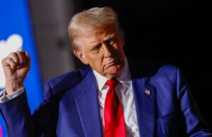 Chefe de estado Trump faz sua dança de marca registrada para chefe de estado da Malásia Donald Trump dançando