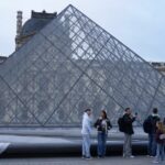 Chefe do Louvre admite fracasso após roubo de joias e diz que se ofereceu para renunciar