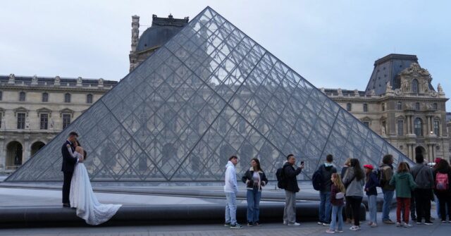 Chefe do Louvre admite fracasso após roubo de joias e diz que se ofereceu para renunciar

