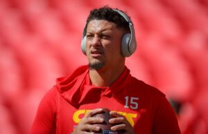 Chefes QB Patrick Mahomes enviando petições para colegas anteriores Patrick Mahomes, Kansas City Chiefs
