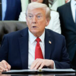 O administrador dos Centros de Serviços Medicare e Medicaid, Dr. Mehmet Oz, ouve o discurso do presidente Donald Trump no Salão Oval da Casa Branca, quinta-feira, 16 de outubro de 2025, em Washington. (Foto AP/Alex Brandon)
