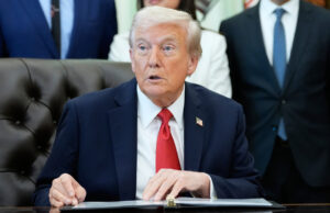 Chega da promessa de Trump de fertilização in vitro gratuita O administrador dos Centros de Serviços Medicare e Medicaid, Dr. Mehmet Oz, ouve o discurso do presidente Donald Trump no Salão Oval da Casa Branca, quinta-feira, 16 de outubro de 2025, em Washington. (Foto AP/Alex Brandon)