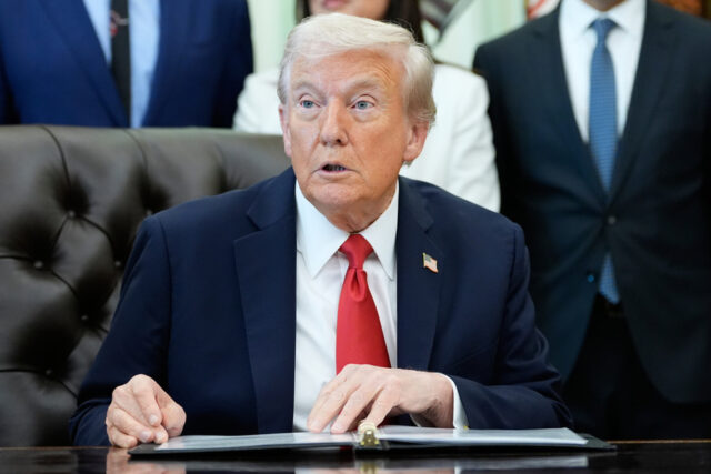 O administrador dos Centros de Serviços Medicare e Medicaid, Dr. Mehmet Oz, ouve o discurso do presidente Donald Trump no Salão Oval da Casa Branca, quinta-feira, 16 de outubro de 2025, em Washington. (Foto AP/Alex Brandon)