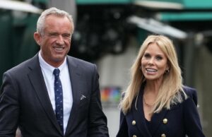 Cheryl Hines afirma que RFK Jr. sugeriu que eles fingissem uma separação para melhorar sua imagem Cheryl Hines e RJK vistos juntos pela primeira vez desde o escândalo