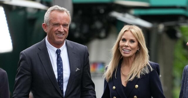 Cheryl Hines afirma que RFK Jr. sugeriu que eles fingissem Cheryl Hines e RJK vistos juntos pela primeira vez desde o escândalo